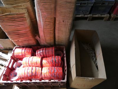 une caisse de carottes posée à côté d'une boîte de carottes