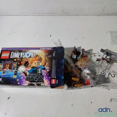 une boîte de Lego posée sur une table à côté d'un sac de Lego