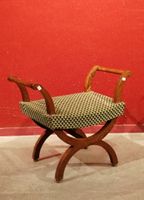 Tabouret curule en chêne garni de velours vert.