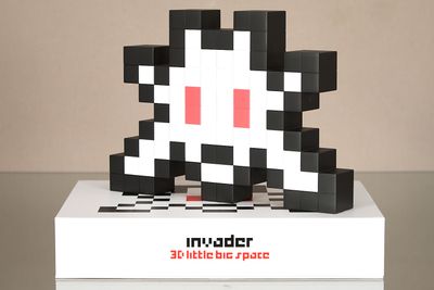 un cube noir et blanc surmonté d'un crâne