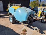 un réservoir bleu et jaune sur une remorque dans un parking