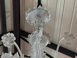 un lustre en verre suspendu au plafond d'une pièce