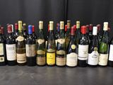 plusieurs bouteilles de vin alignées sur une table