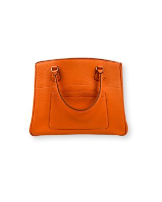 un sac à main orange sur fond blanc