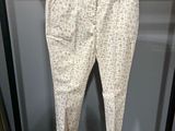 Le pantalon est suspendu à un portant dans la pièce.