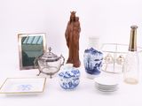 un grand nombre d'objets posés sur une table