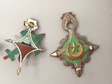 plusieurs types de pendentifs accrochés au mur d'une pièce