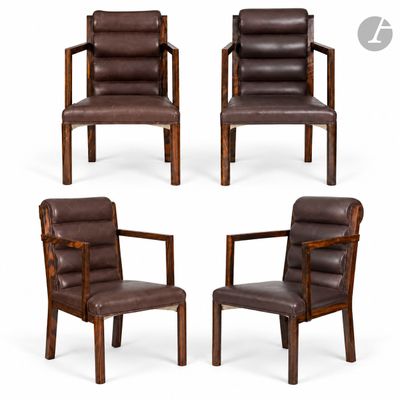 un ensemble de quatre fauteuils en cuir marron sur fond blanc