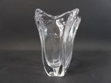 un vase en verre posé sur une table