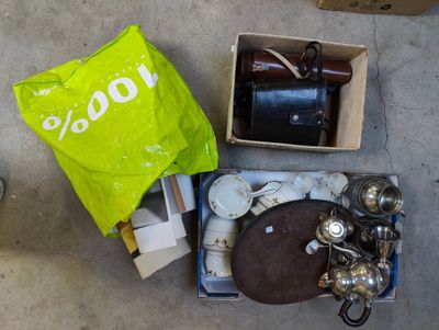 beaucoup d'objets posés sur le sol