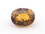 gros plan d'un diamant jaune sur une surface blanche