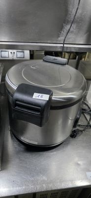 un plan de travail en acier inoxydable sur lequel sont posés deux casseroles et une friteuse