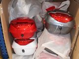 une boîte remplie de casseroles et de poêles posée par terre