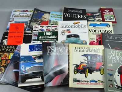 plusieurs livres sont empilés sur une table