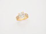 bague de fiançailles en or jaune ornée d'un diamant rond de taille brillant