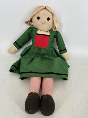 Grande poupée Bécassine tissu et feutrine.