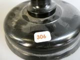 une image montrant un gros plan d'un objet métallique