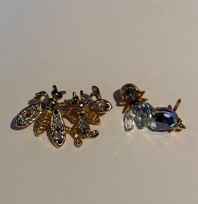 deux paires de boucles d'oreilles dorées ornées de cristaux bleus et transparents