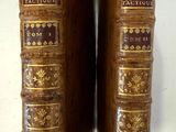 une paire de livres anciens reliés en cuir, exposés avec leur étiquette de prix
