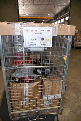 un chariot rempli de cartons dans un entrepôt