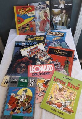 beaucoup de bandes dessinées sur la table