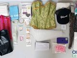 un grand nombre d'objets posés sur une table
