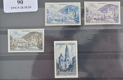un lot de timbres exposés dans une vitrine