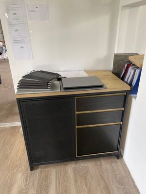une image représentant un bureau sur lequel est posé un ordinateur portable