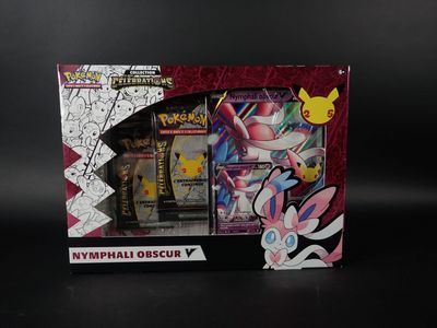 La boîte contient une carte Pokémon et une figurine Pokémon.