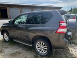 l'arrière d'un SUV gris garé devant un immeuble