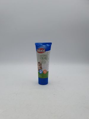 un gros plan d'un tube de dentifrice posé sur une surface blanche