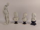 trois statues représentant un homme et une femme sur fond blanc