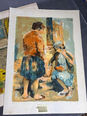 un tableau représentant une femme et un enfant posé sur une table