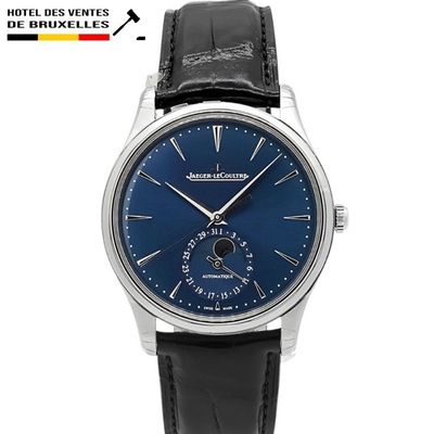 le cadran bleu de la montre, montée sur un bracelet en cuir noir