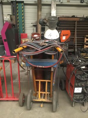 de nombreux types d'équipements de soudage dans un garage