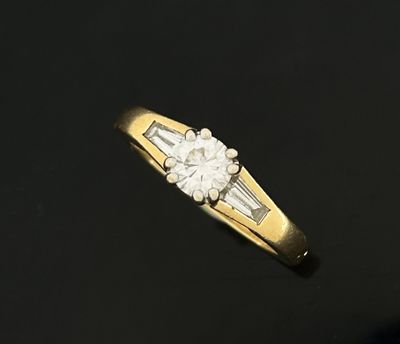 BAGUE en or jaune 750 mil. ornée d'un diamant calibre 0,3 ct…