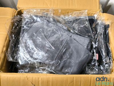 une boîte en carton contenant un t-shirt noir