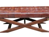 banquette en cuir marron avec des pieds en croix sur fond blanc