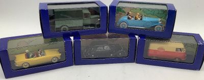 Six petites voitures se trouvent dans une boîte bleue sur une surface blanche.