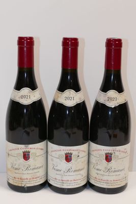 trois bouteilles de vin rouge sont alignées sur une table