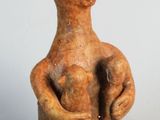 deux petites figurines en argile représentant une femme tenant un bébé dans ses bras