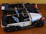 une maquette de voiture dans laquelle se trouvent de nombreuses personnes