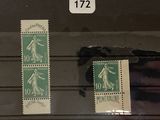 deux timbres exposés dans une vitrine en verre