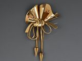 une broche en or ornée d'un nœud au dos