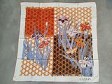 une photo d'un foulard carré orné d'un motif floral