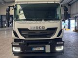 un camion blanc garé à l'intérieur d'un bâtiment