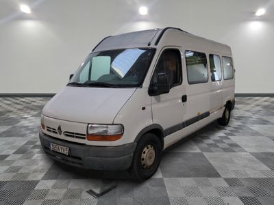 une camionnette blanche garée dans une pièce au sol carrelé