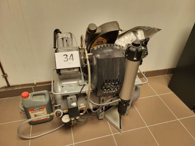 une machine posée sur le sol à côté d'un mur