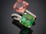 une paire de bagues ornées d'émeraudes et de tourmalines roses