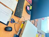 un bureau sur lequel se trouvent un écran d'ordinateur, un clavier, une souris et d'autres objets
